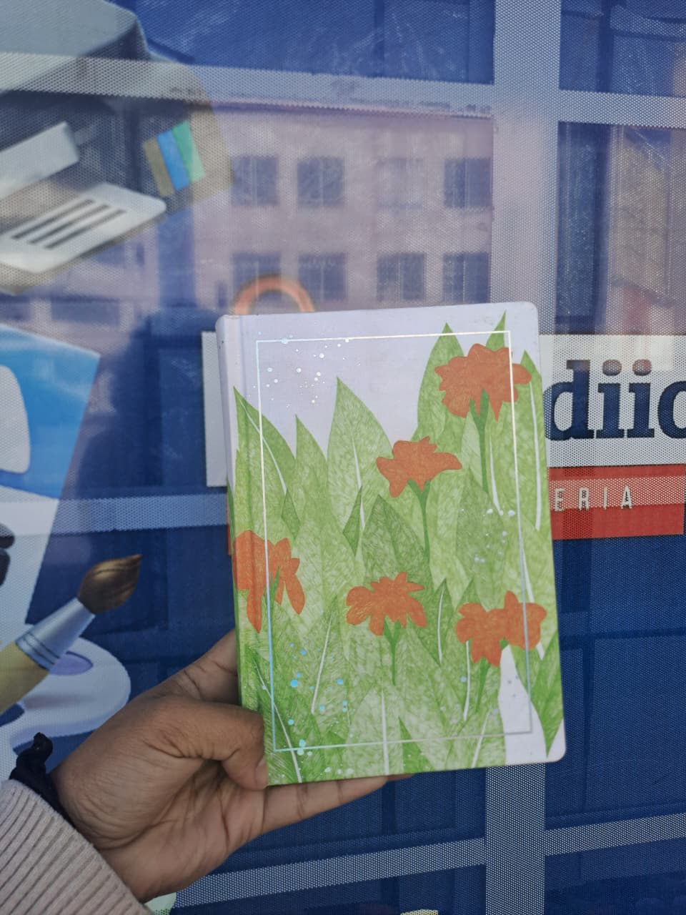 libreta con hoja blanca